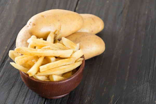 Γαλλικές πατάτες σε φόντο ξύλου — Φωτογραφία Αρχείου