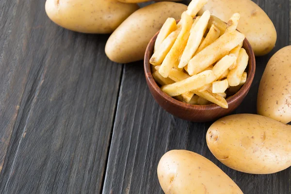 Batatas fritas em fundo de madeira — Fotografia de Stock