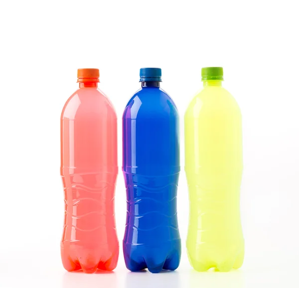 Flaschen alkoholfreie Getränke auf weißem Hintergrund — Stockfoto