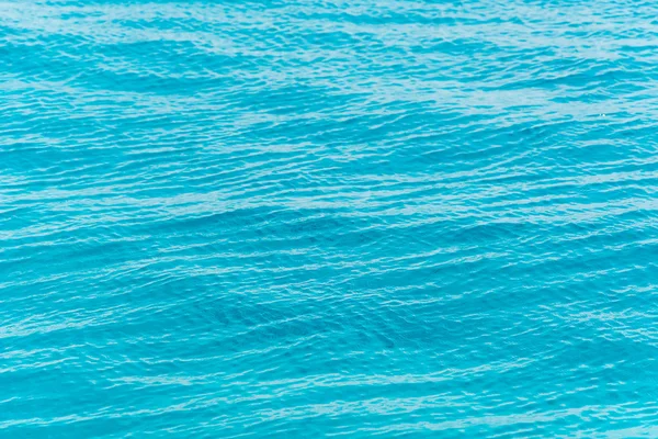 Onda de água ondulação azul no mar oceano . — Fotografia de Stock