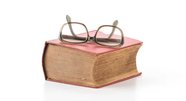 在白色背景上戴着眼镜的老书 — 图库照片#