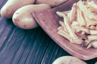 Ahşap arka planda patates kızartması 