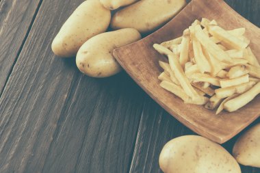 Ahşap arka planda patates kızartması 
