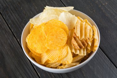 Patates cipsi ahşap arka plan üzerinde