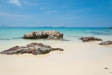 Deniz ve rock mavi gökyüzü 