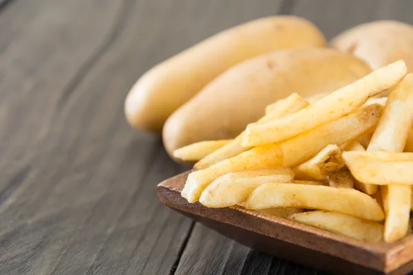 Batatas fritas em madeira — Fotografia de Stock