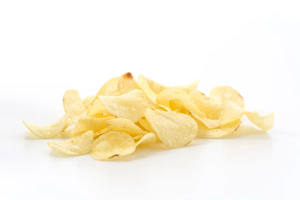 Potatis chips på vit bakgrund — Stockfoto