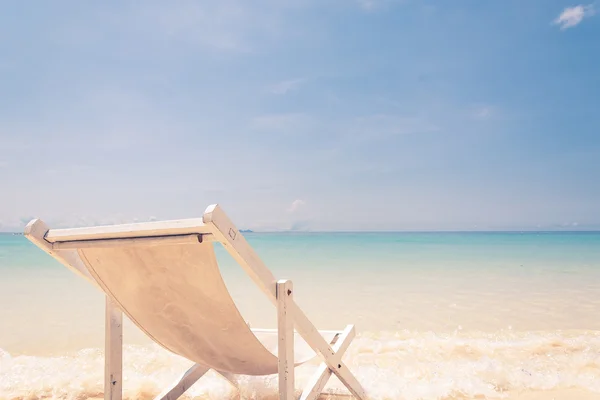 Chaise de plage sur la plage avec ciel bleu - mise au point douce avec filtre de film — Photo