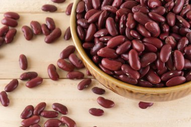 Ahşap arka plan üzerinde kırmızı fasulye