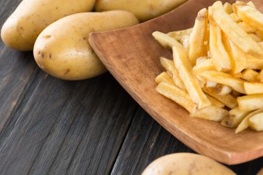 Ahşap arka planda patates kızartması