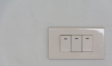 Duvardaki aydınlatma anahtarı.
