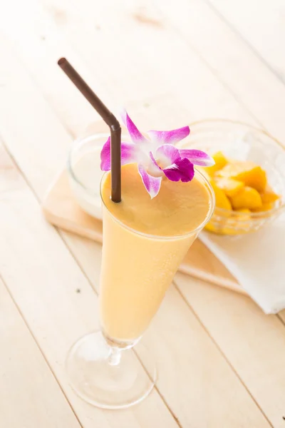 Fresh mango smoothie — Stock Photo, Image