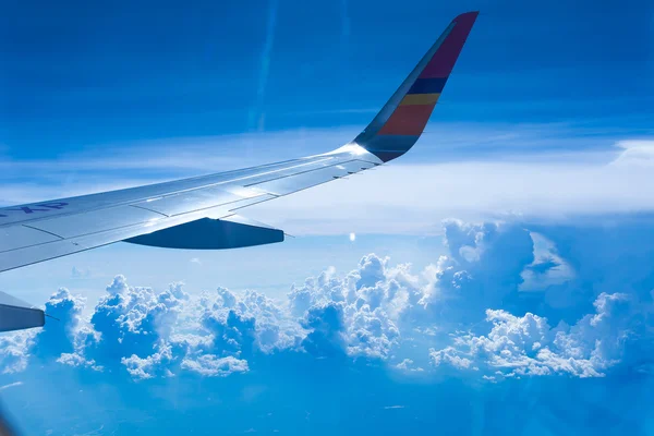 Cielo azul con nubes. paisaje nuboso —  Fotos de Stock