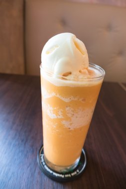 buz süt çay dondurma ile