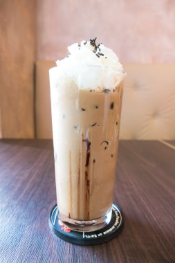 buzlu kahve kamçı krema ile