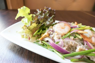 Baharatlı erişte salatası