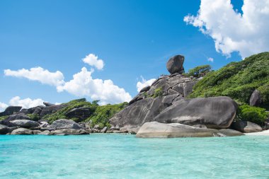 Koh Similan No.8 Adası'nın Simil yelkenli tekne Rock landmark ile