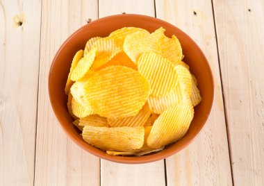 Patates cipsi ahşap arka plan üzerinde