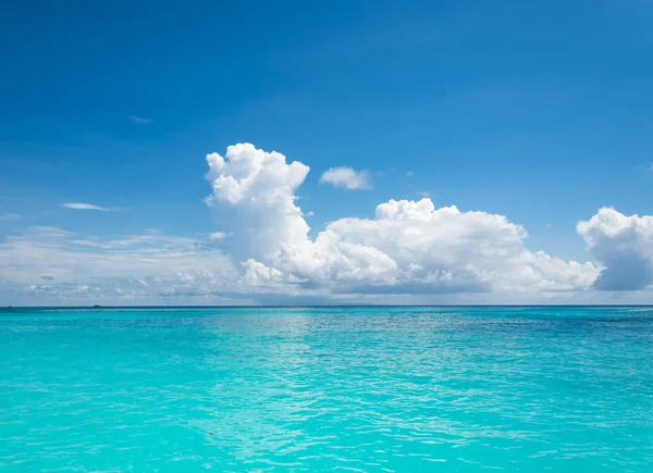 Blauwe lucht en water van de Oceaan — Stockfoto