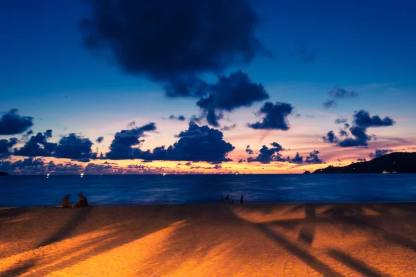 Hermoso crepúsculo sobre el mar — Foto de Stock