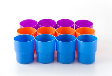 beyaz zemin üzerine plastik cam