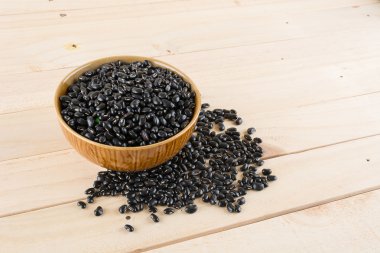 ahşap arka plan üzerinde siyah fasulye