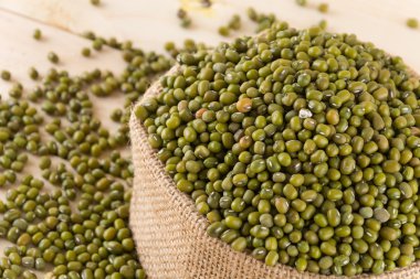 ahşap zemin üzerine yeşil fasulye