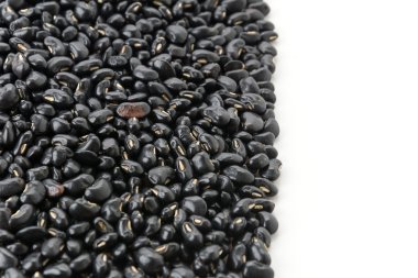 Beyaz arkaplanda siyah fasulye