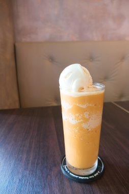 buz süt çay dondurma ile