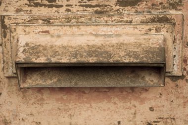 posta kutusu deliği