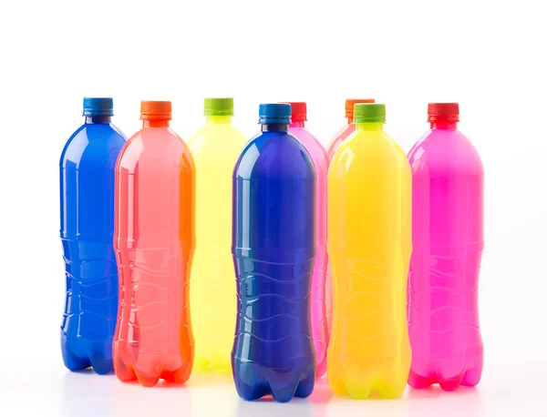Botellas de refrescos sobre fondo blanco — Foto de Stock