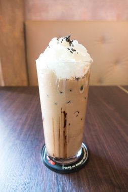 buzlu kahve kamçı krema ile