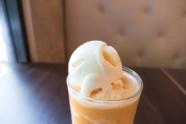 Чай из мороженого с мороженым — стоковое фото