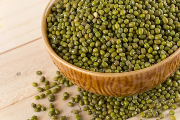 ahşap zemin üzerine yeşil fasulye