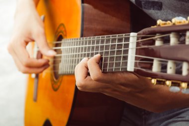  gitar çalmaya el