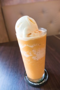 buz süt çay dondurma ile