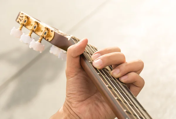 Mano tocando en la guitarra —  Fotos de Stock