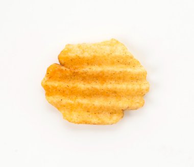 Beyaz arkaplanda patates cipsi