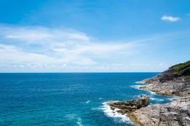 Deniz ve rock mavi gökyüzü
