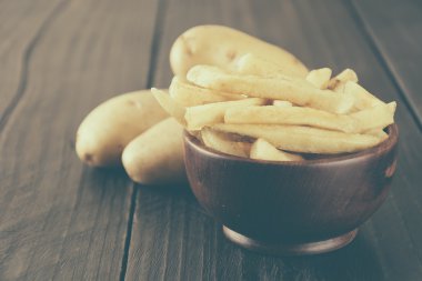 patates kızartması ahşap arka plan - vintage film f ile yumuşak odak üzerinde