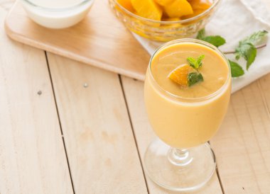 Mango smoothie ahşap üzerine