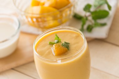 Mango smoothie ahşap üzerine