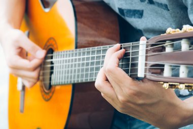  gitar çalmaya el