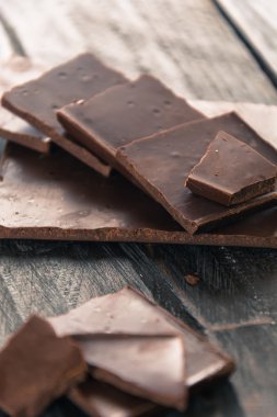 Ahşap üzerine koyu çikolata