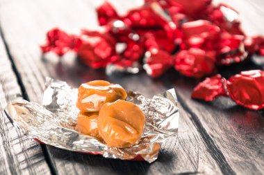 ahşap üzerine karamelli şeker