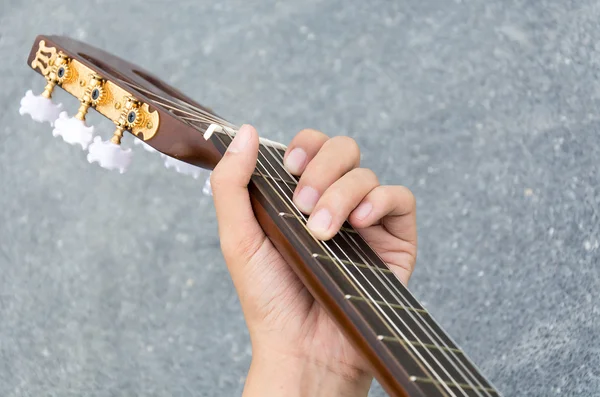 Mão tocando na guitarra — Fotografia de Stock