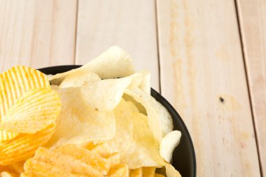 Patates cipsi ahşap arka plan üzerinde