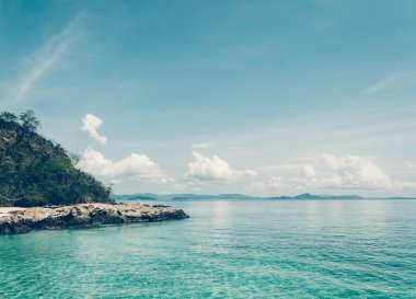 Deniz ve rock - film filtre mavi gökyüzü