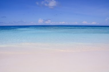 Deniz ve plaj - film filtresi ile yumuşak odak ile mavi gökyüzü