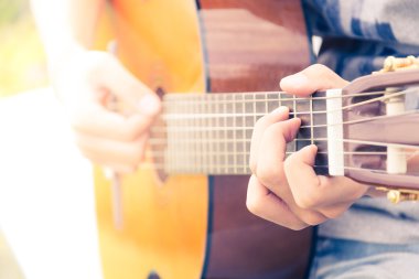  gitar çalmaya el